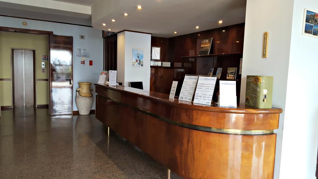 Hotel Internazionale Torri Del Benaco Exteriör bild